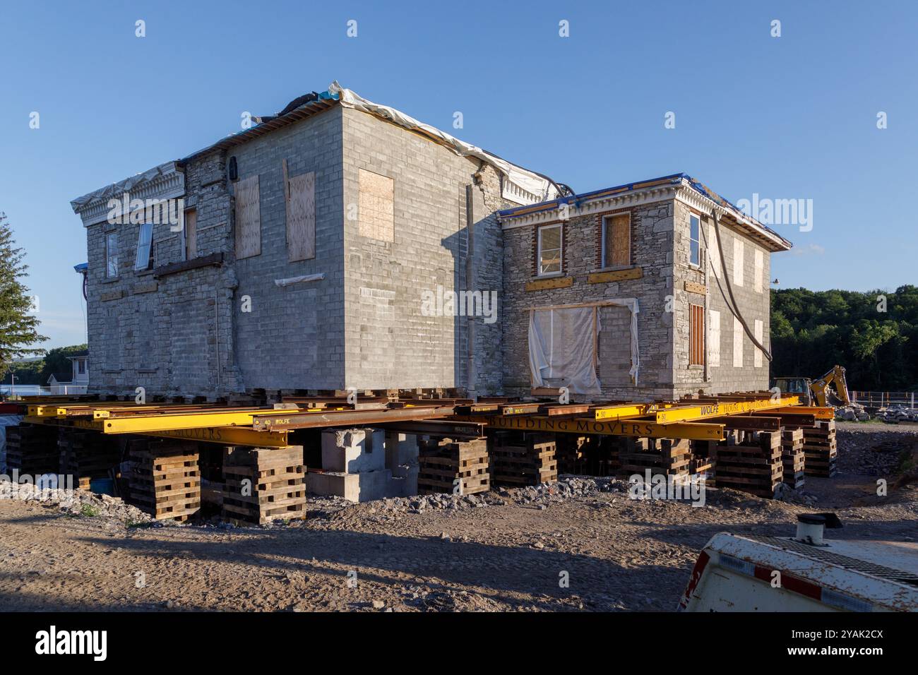 Guy Park Manor, construit en 1774 en calcaire, soulevé sur des berceaux, en préparation pour être transporté plus loin de la rivière Mohawk. Amsterdam, État de New York, États-Unis. Banque D'Images