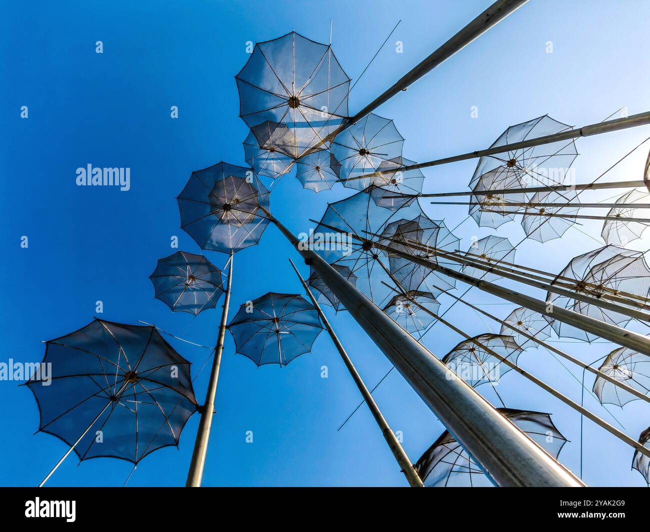 Les 'parapluies' de Thessalonique : sculpture emblématique de Giorgios Zoggolopoulos contre un ciel bleu clair Banque D'Images
