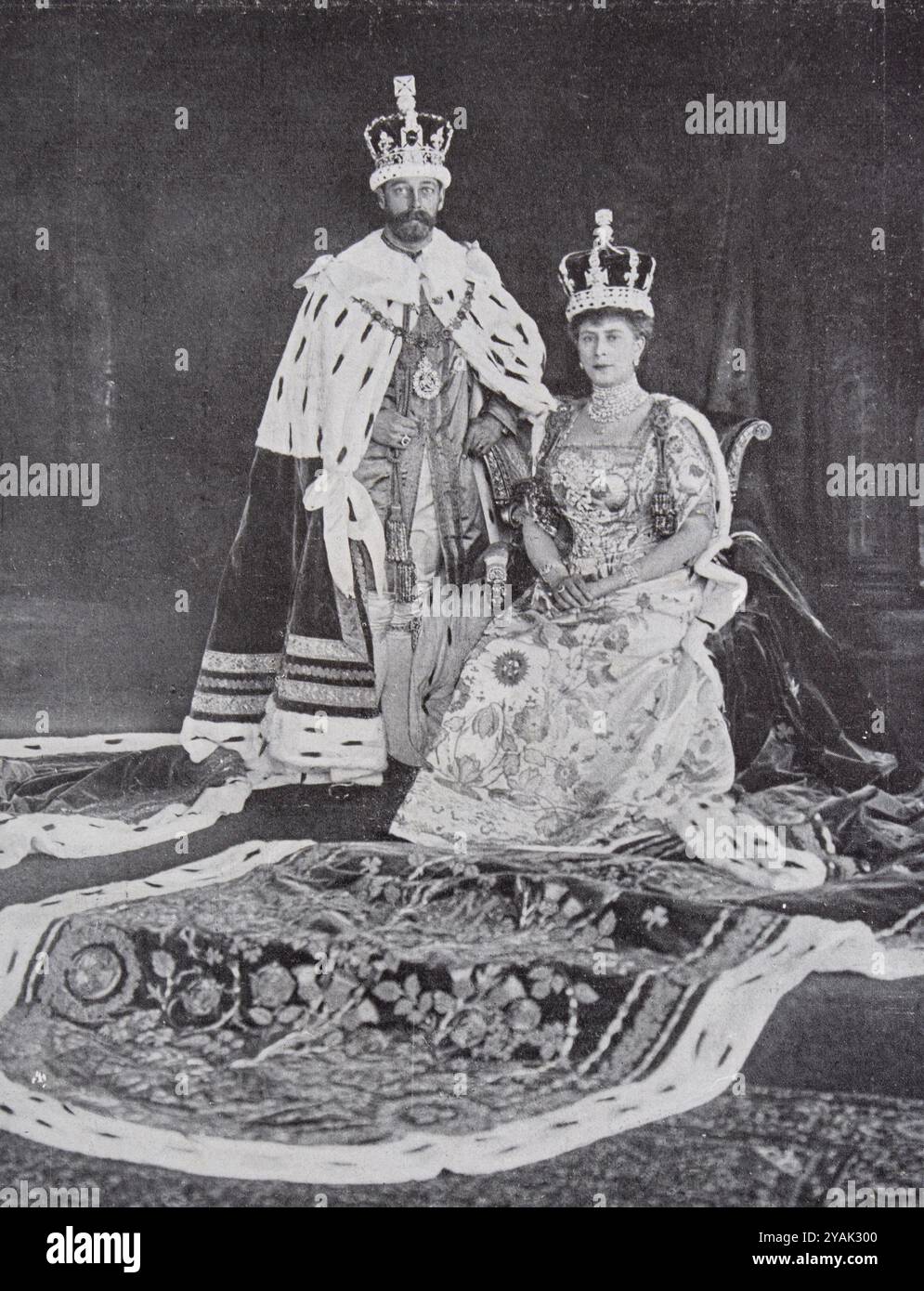 Couronnement du roi George V. le roi George V et la reine Mary photographies au palais de Buckingham après le couronnement. Londres. 1911 Banque D'Images