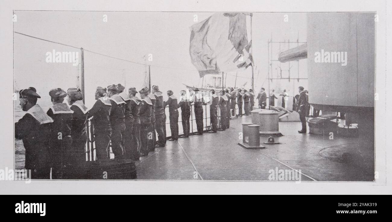 Couronnement du roi George V. la revue navale du couronnement. L'équipage du français «Danton» sur la passerelle, au passage du yacht royal. Port de Portsmouth, Grande-Bretagne. 1911 sur les vieux navires, les marins, pour payer les honneurs, se tenaient dans les cours, les jambes écartées et se tenaient la main. Aujourd'hui, ils s'alignent avec leurs mains sur les balustrades. Banque D'Images