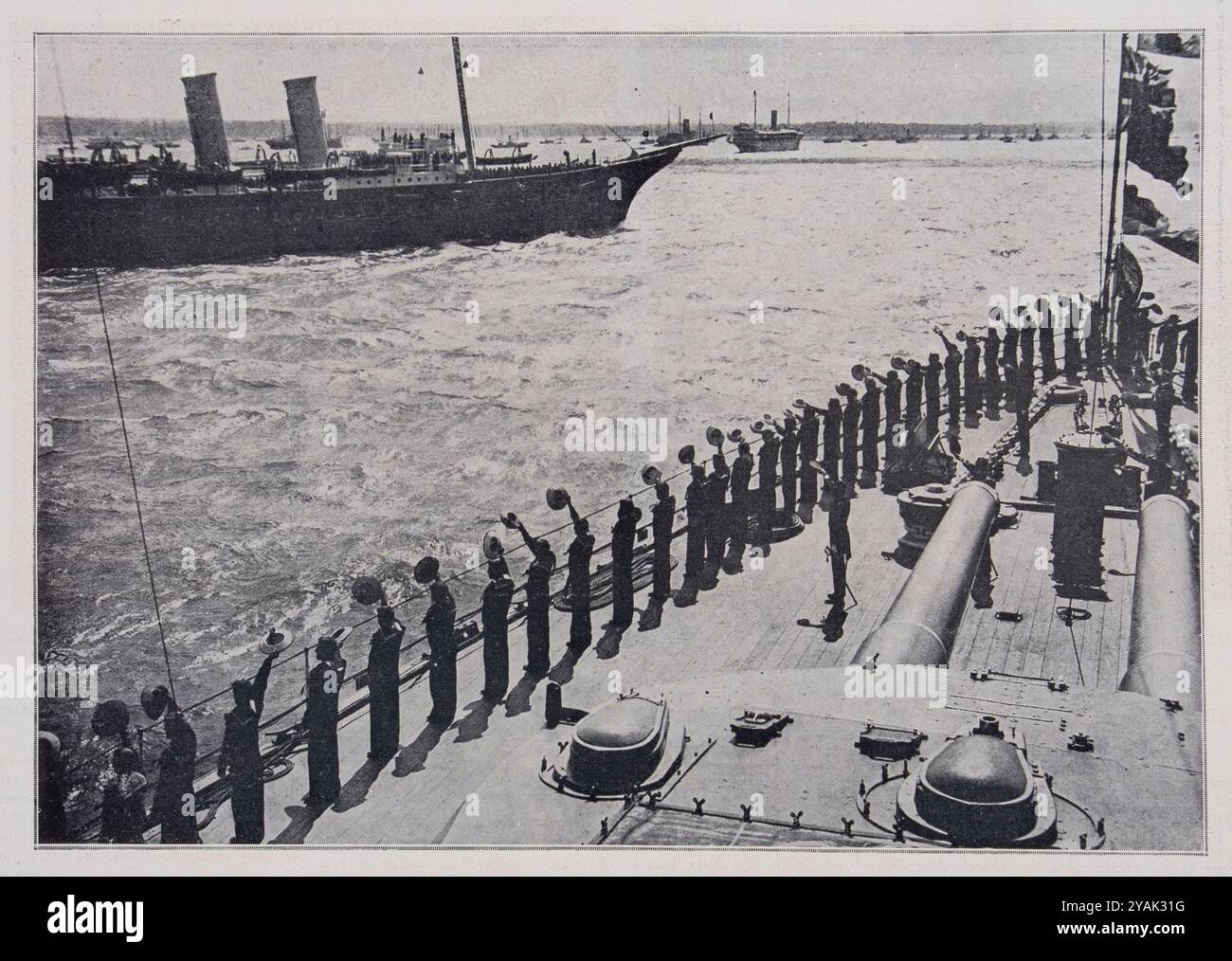 Couronnement du roi George V. la revue navale du couronnement. - La marine britannique salue son chef, le « Roi marin ». Photographie prise à bord d'un Dreadnought britannique au passage du yacht royal. Port de Portsmouth. 1911 L'examen naval grandiose à Spithead le 24 juin 1911 est particulièrement important parce que le roi George V a longtemps été élevé et a vécu comme marin, et a effectivement servi dans la marine britannique. Les acclamations des équipages, alignés en ligne sur le front de mer des dreadnoughts, au passage du «Victoria and Albert», ont non seulement salué le souverain couronné à Westminster, mais ils ont été adressés, Banque D'Images
