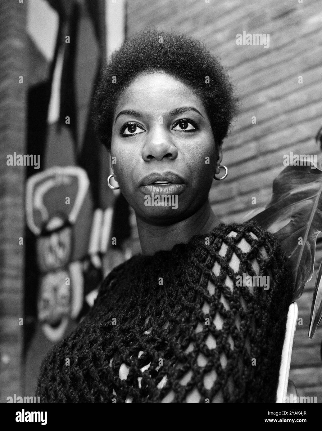 Portrait de la chanteuse américaine Nina Simone, 1965. Ron Kroon pour Anefo Banque D'Images
