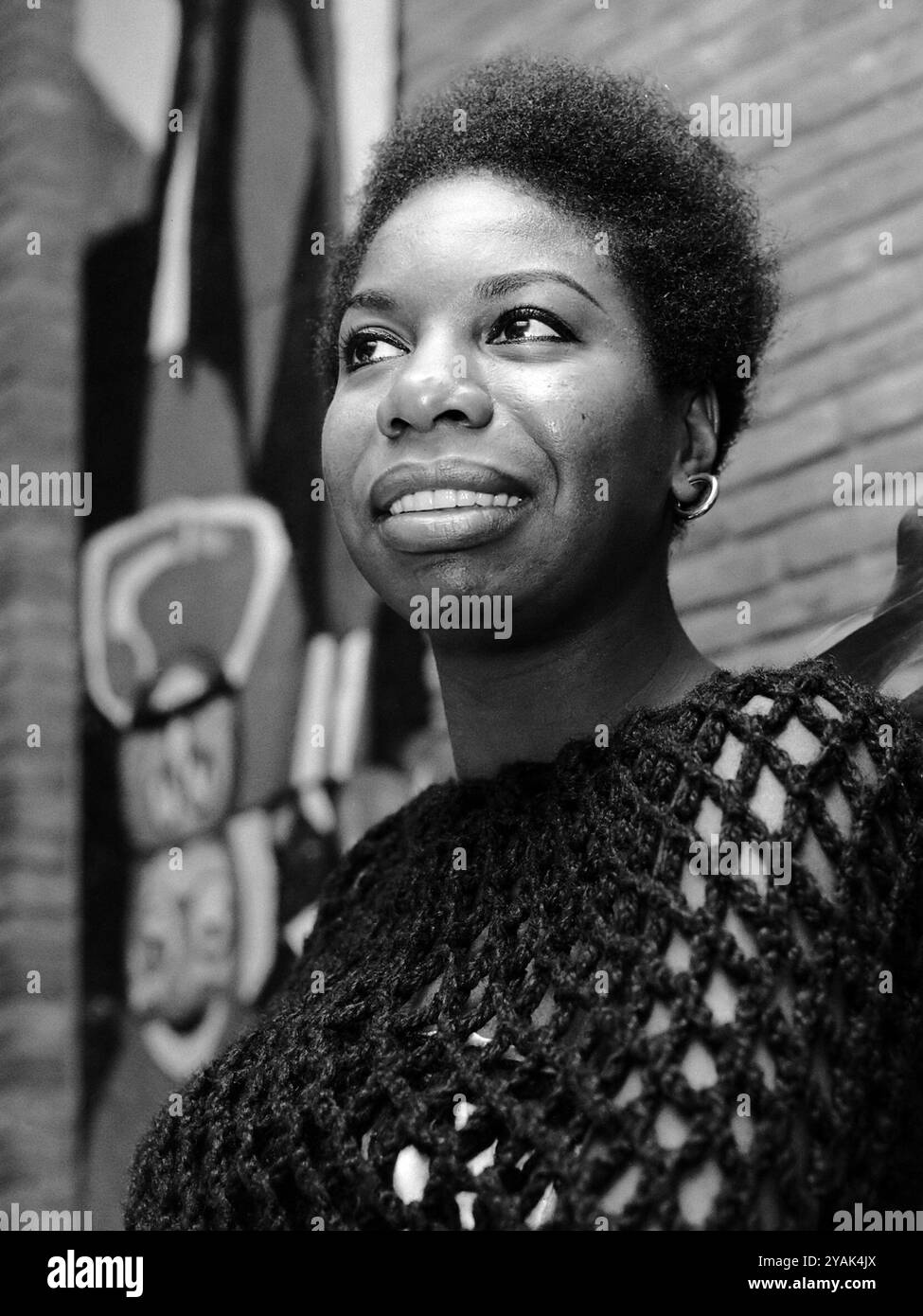 Portrait de la chanteuse soul américaine Nina Simone, 1965. Ron Kroon pour Anefo Banque D'Images