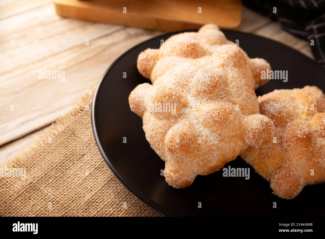 PAN de Muerto. Pain sucré mexicain typique qui est consommé dans la saison du jour des morts. C'est un élément principal dans les autels et offrandes dans Banque D'Images