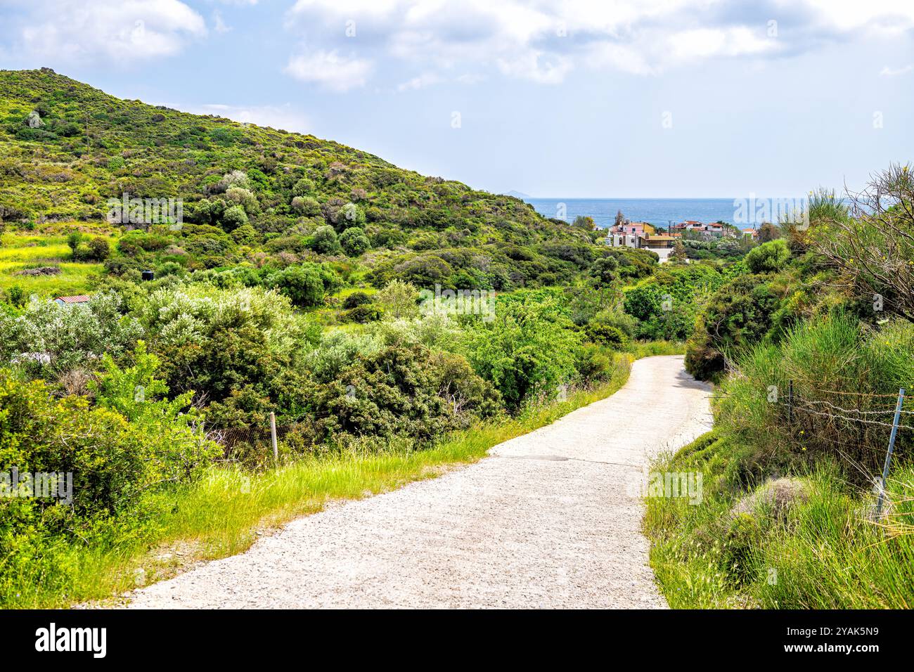 Faros Ikaria île, Grèce petit village paysage urbain, maisons par la route à la mer Egée Ikarian de la Méditerranée dans la zone bleue de longévité Banque D'Images