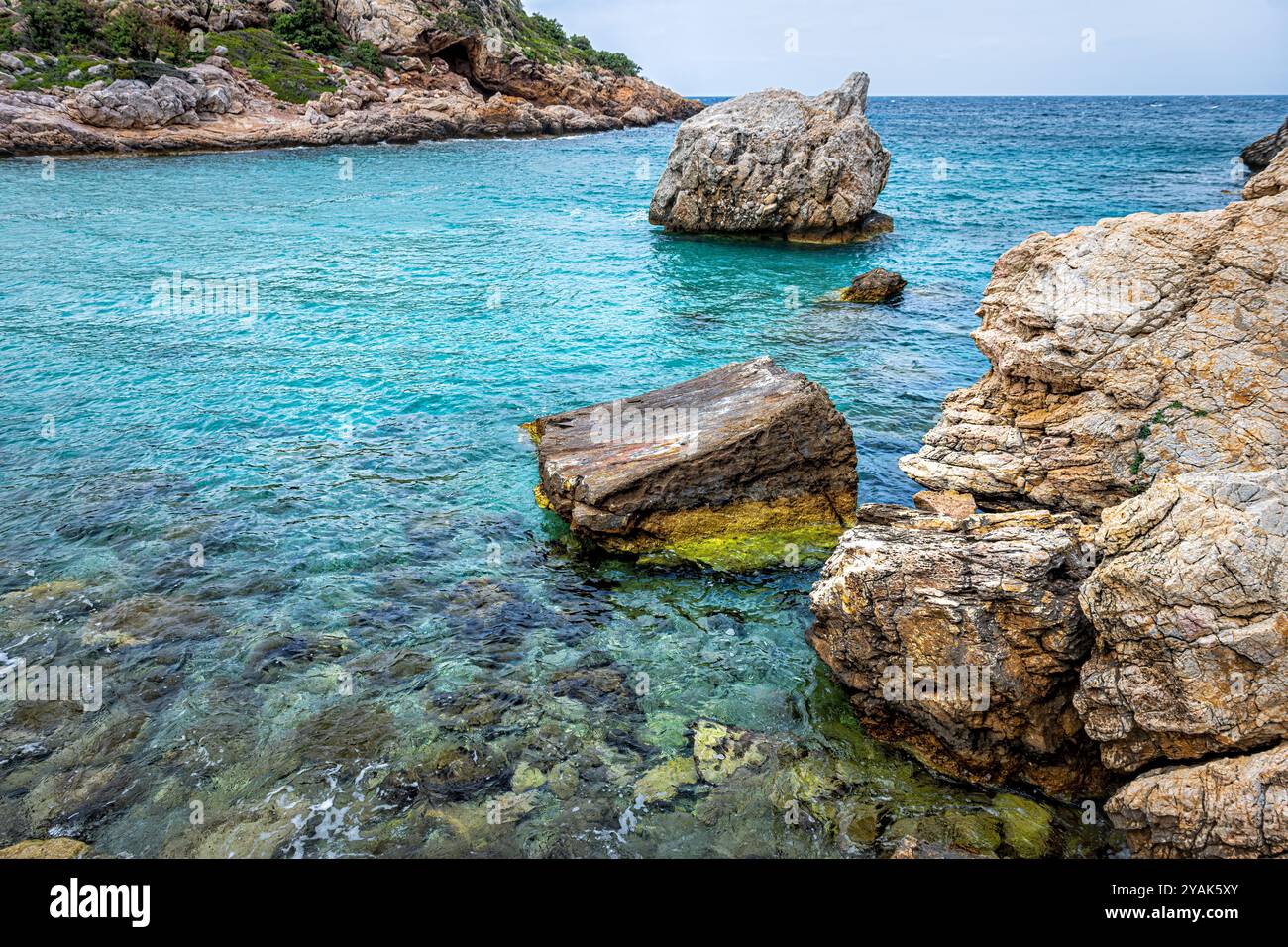 Iero plage crique lieu de naissance du Dieu grec Dionysos ou temple Dyonysos sur l'île d'Ikaria Grèce par les rochers de falaise de mer Ikarian Banque D'Images