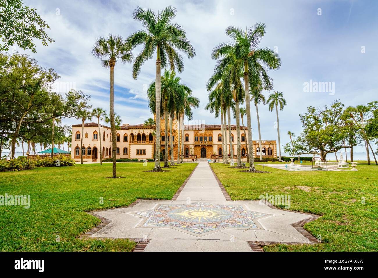 Sarasota, FL, 20 décembre 2023 : vue de la demeure de Ca d' Zan et du parc du John and Mable Ringling Museum of Art Banque D'Images Sarasota, FL, 20 décembre 2023 : vue de la demeure de Ca d' Zan et du parc du John and Mable Ringling Museum of Art Banque D'Images