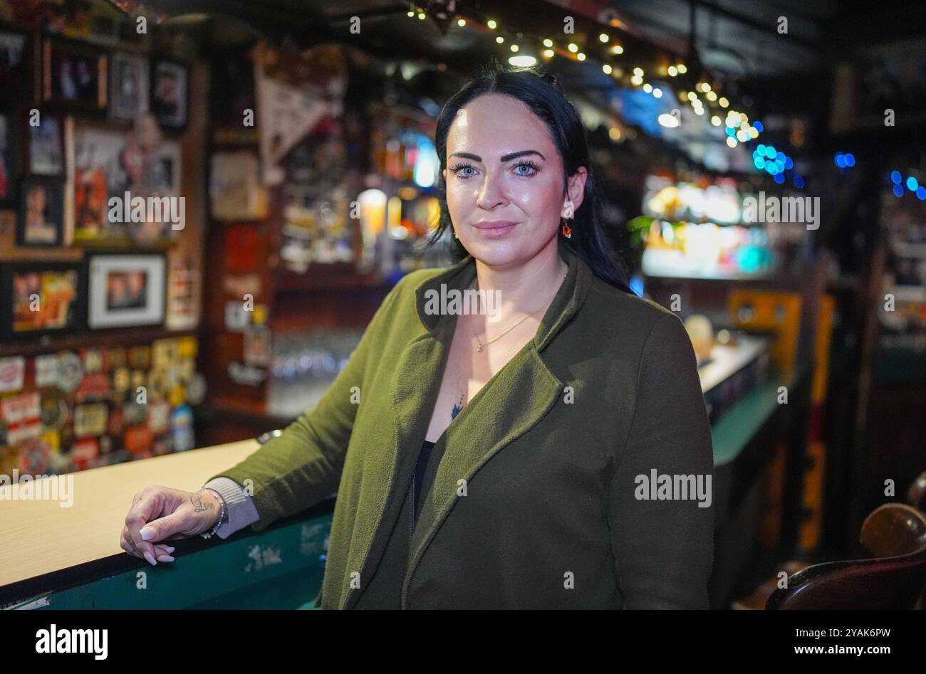 Hambourg, Allemagne. 14 octobre 2024. Ricarda Belmar, directrice générale d'Ankerliebe composée Pauli - Apartments, est assis au bar du pub culte 'Zur Ritze'. Ricarda Belmar fait partie du nouveau spectacle de personnalité 'Kiezlife Live' avec des originaux du quartier dans la cave de boxe du pub culte. Crédit : Marcus Brandt/dpa/Alamy Live News Banque D'Images