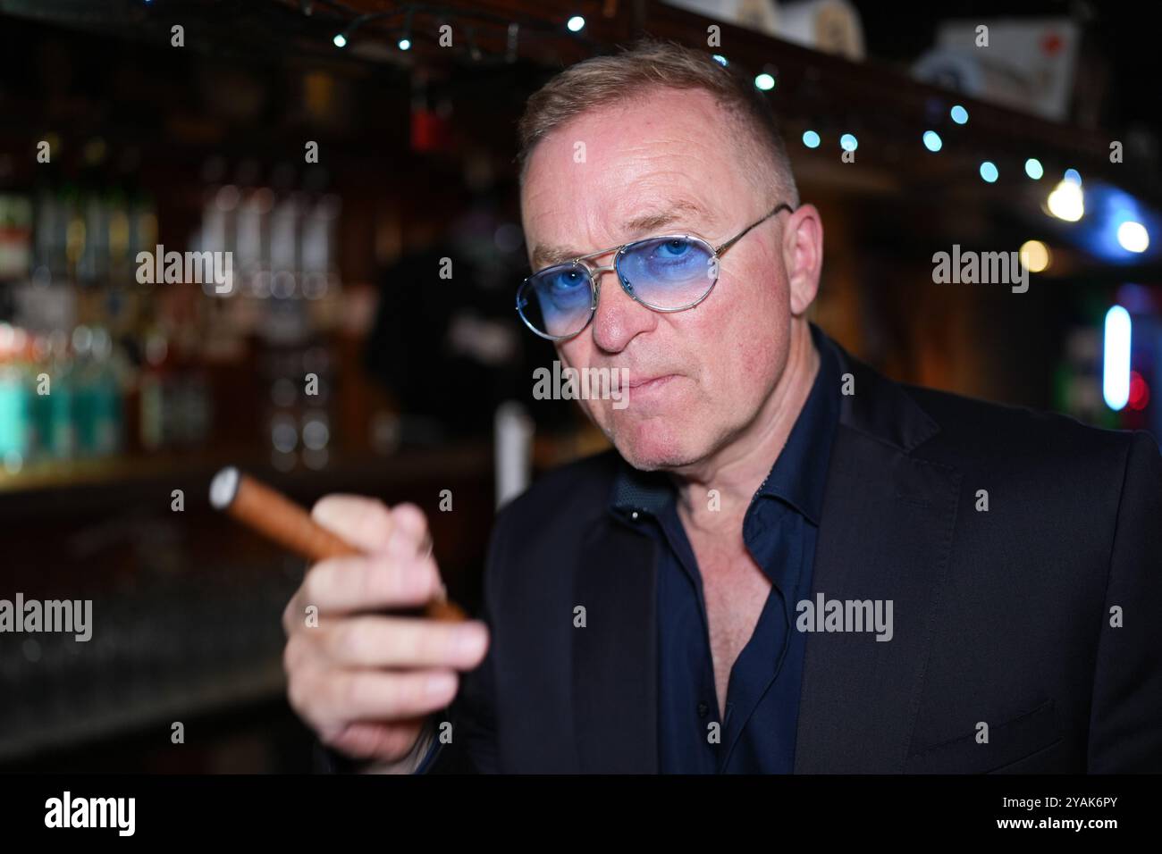 Hambourg, Allemagne. 14 octobre 2024. Helmut 'Schnecke' Wendt, ancien propriétaire, opérateur de bordel et ancien directeur du club de danse de table 'Dollhouse', est assis au bar du pub culte 'Zur Ritze'. Helmut 'Schnecke' Wendt fait partie du nouveau spectacle de personnalité 'Kiezlife Live' avec Kiezoriginalen dans la cave de boxe du pub culte. Crédit : Marcus Brandt/dpa/Alamy Live News Banque D'Images