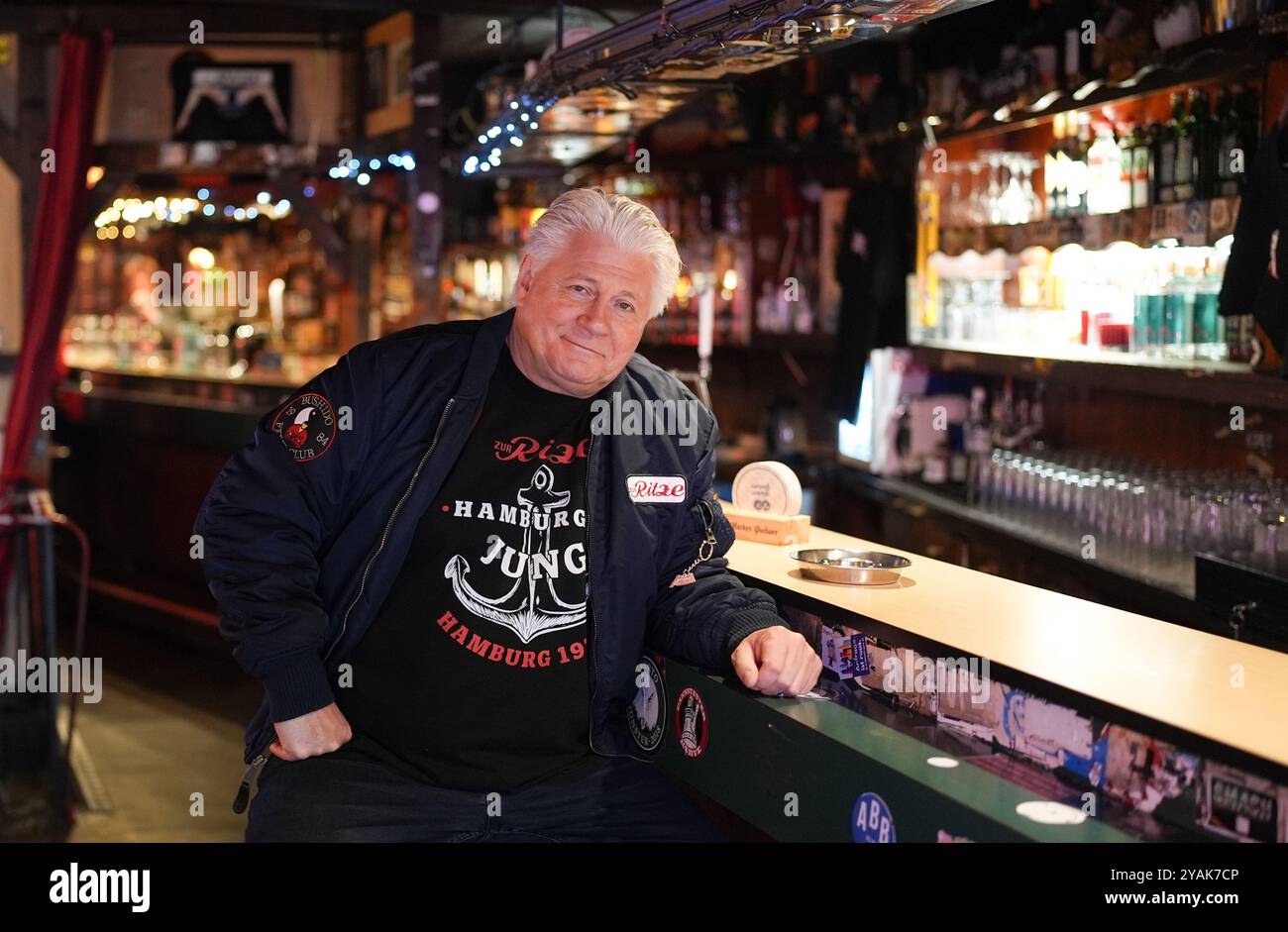 Hambourg, Allemagne. 14 octobre 2024. Carsten Marek, propriétaire du pub 'Zur Ritze', est assis au bar du restaurant. Le 50e anniversaire du pub culte à préparé Pauli sera célébré le 24 octobre prochain. Crédit : Marcus Brandt/dpa/Alamy Live News Banque D'Images