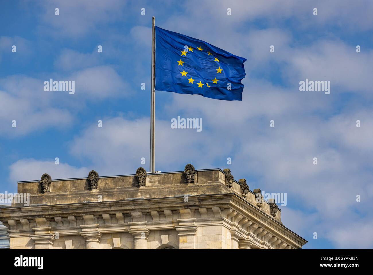 Le drapeau de l'Union européenne flotte sur le bâtiment du Parlement allemand du Reichstag (Bundestag), Berlin, Allemagne Banque D'Images