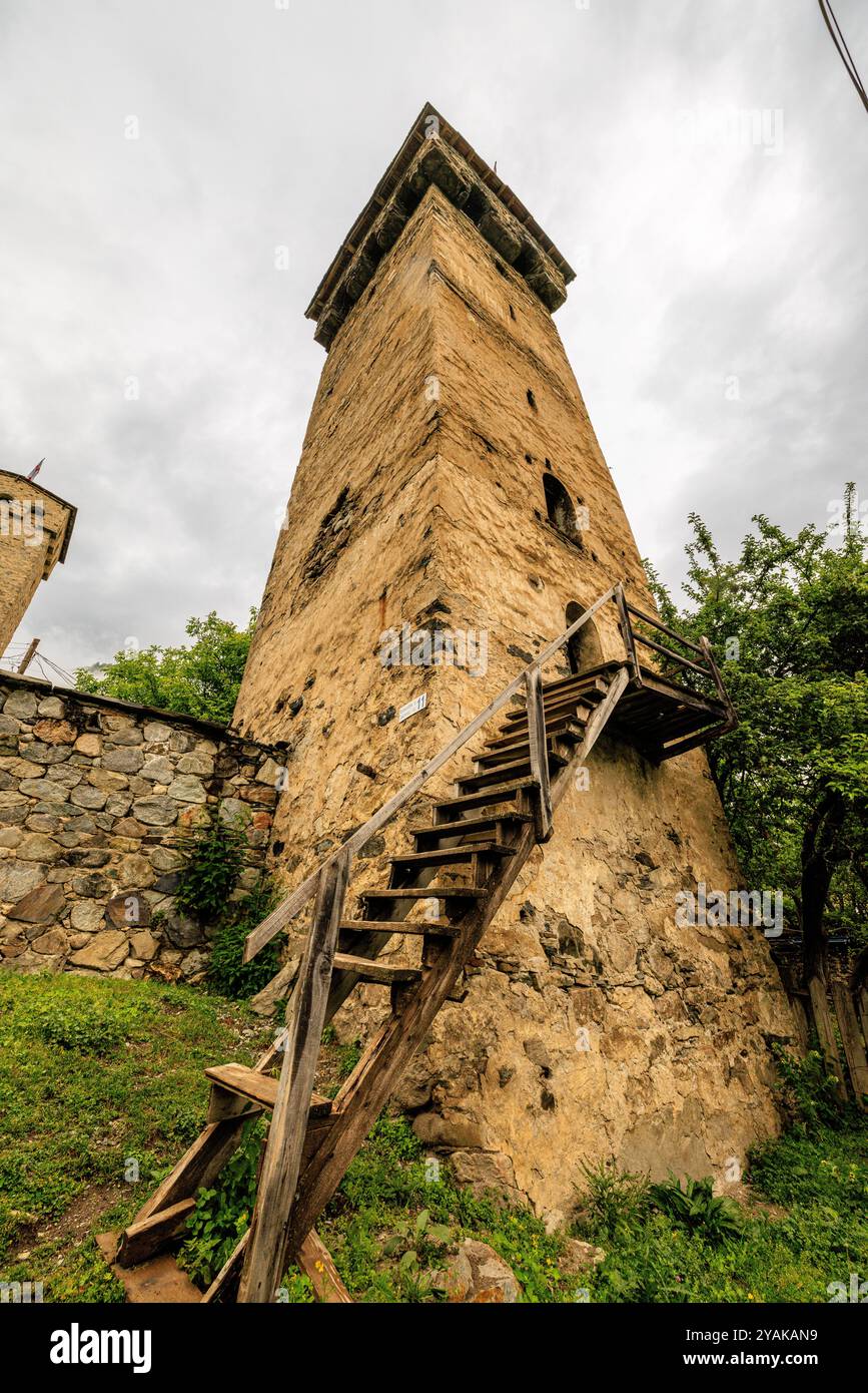 en regardant vers le haut les marches en bois menant à l'entrée surélevée sécurisée de l'une des plus hautes tours de forteresse médiévale de mestia géorgie Banque D'Images