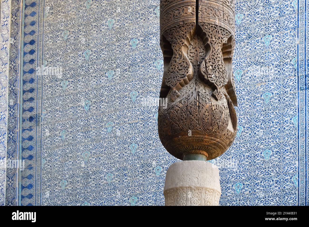 Magnifique pilier en bois sculpté ancien. Harem dans le palais khan également connu sous le nom de Tosh Hovli ou palais Tash Khauli. Khiva. Ouzbékistan Banque D'Images