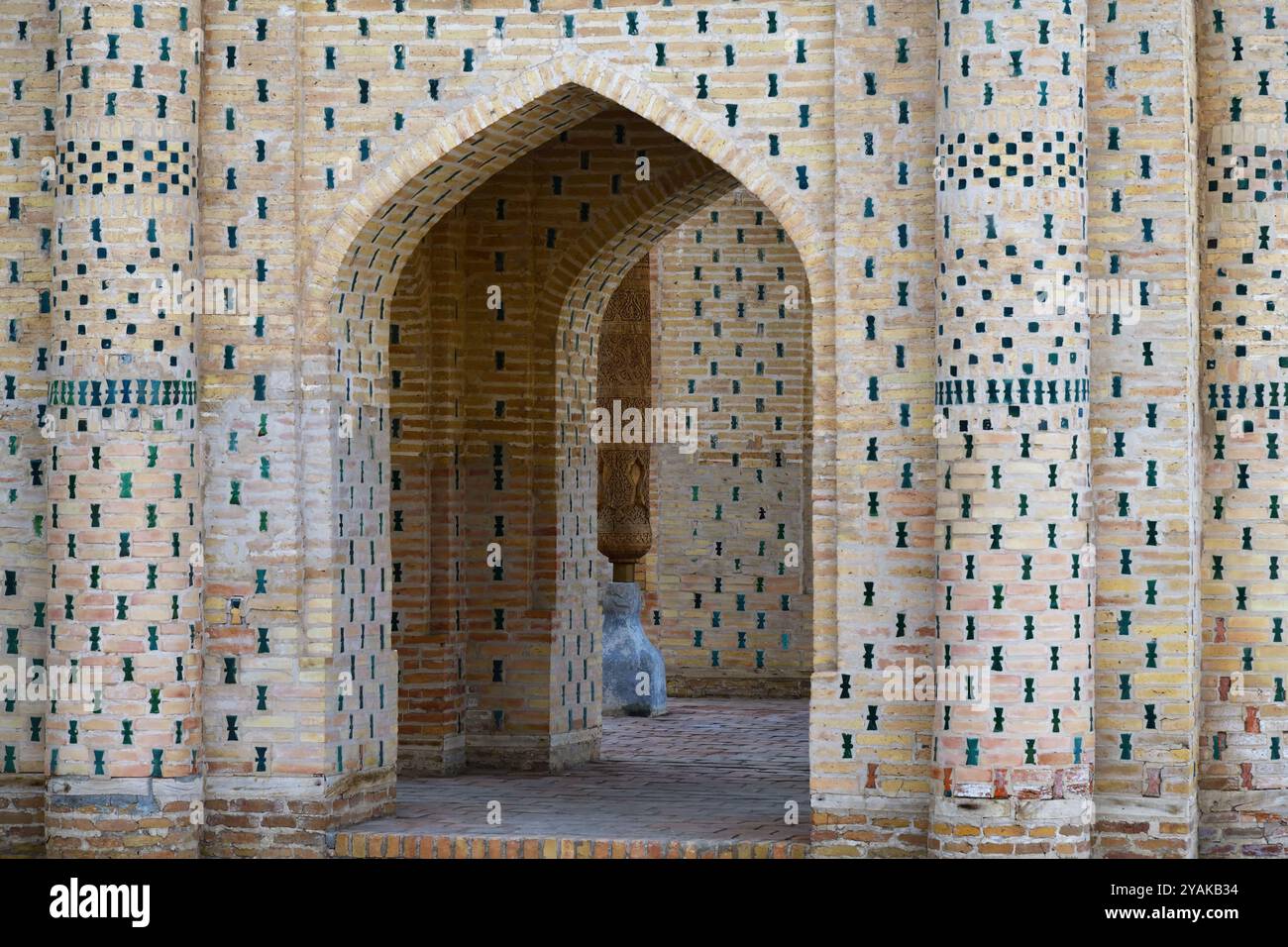 Perspective de couloir arqué à l'intérieur du complexe Besh Khovli. XIX siècle. Khiva. Ouzbékistan Banque D'Images
