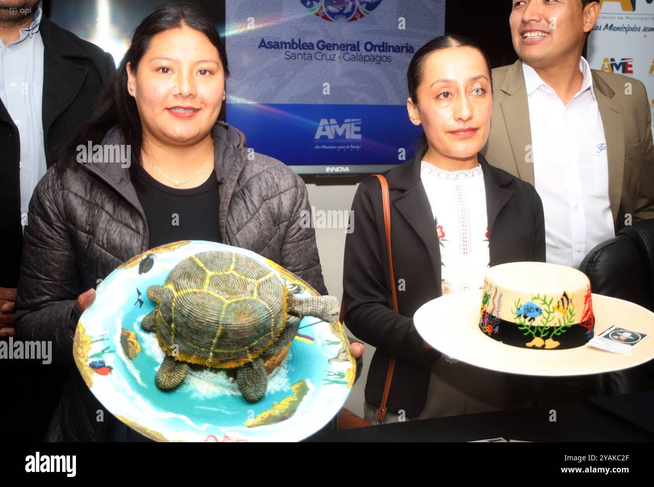 CUENCA PROMOCION SOMBRERO PAJA TOQUILLA GALAPAGOS Cuenca, Équateur 14 octobre 2024 à l'association des municipalités équatoriennes AME, le président Patricio Maldonado et le maire du canton de Sigsig David Duchitanga dans une conférence de presse promu le chapeau de paille toquilla lors de la 45ème ASMBEA à Santa Cruz sur l'île des GALAPAGOS du 18 au 20 octobre, où 221 maires de tout le pays seront présents photo Boris Romis Romis Romerxer44xOBROBROBROBERROBERRODEA ROUBERROUBERRODEA Banque D'Images