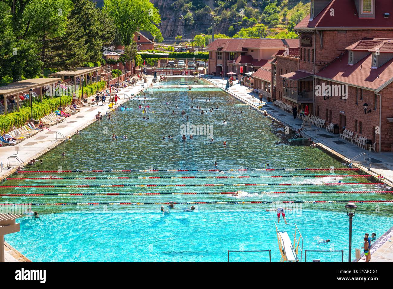 Glenwood Springs, États-Unis - 10 juillet 2019 : station thermale de Glenwood par hôtel Lodge avec de nombreuses personnes nageant dans les bains d'eau minerla de la piscine publique Banque D'Images