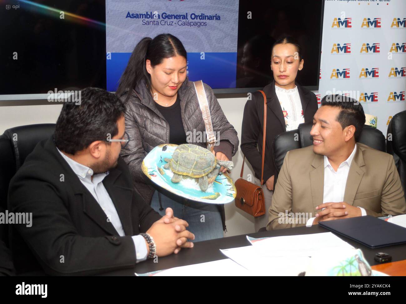 CUENCA PROMOCION SOMBRERO PAJA TOQUILLA GALAPAGOS Cuenca, Équateur 14 octobre 2024 à l'association des municipalités équatoriennes AME, le président Patricio Maldonado et le maire du canton Sigsig David Duchitanga dans une conférence de presse promu le chapeau de paille toquilla lors de la 45ème ASMBEA à Santa Cruz sur l'île des GALAPAGOS du 18 au 20 octobre, où 221 maires de tout le pays seront présents photo Boris Romis Romolerg RODIPR ROPAT3X84XUPATR ROPATR ROPATRUPATRUPATRUB7X4X4X4X7X7XUCER Banque D'Images