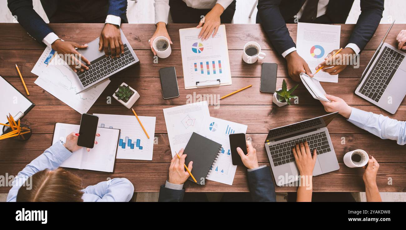 Réunion du groupe de travail de l'équipe entreprises avec des gadgets et des documents Banque D'Images