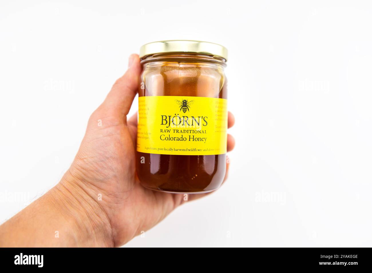 Avon, États-Unis - 3 juillet 2022 : le miel cru de Bjorn du Colorado dans une bouteille en verre de pot, nourriture biologique naturelle sucrée traditionnelle Banque D'Images