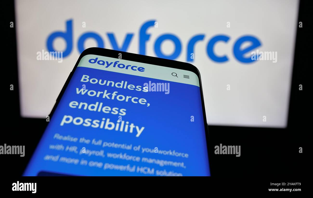 Smartphone avec le site Web de la société américaine de logiciels HRM Dayforce Inc sur l'écran devant le logo de l'entreprise. Concentrez-vous sur le coin supérieur gauche de l'écran du téléphone. Banque D'Images