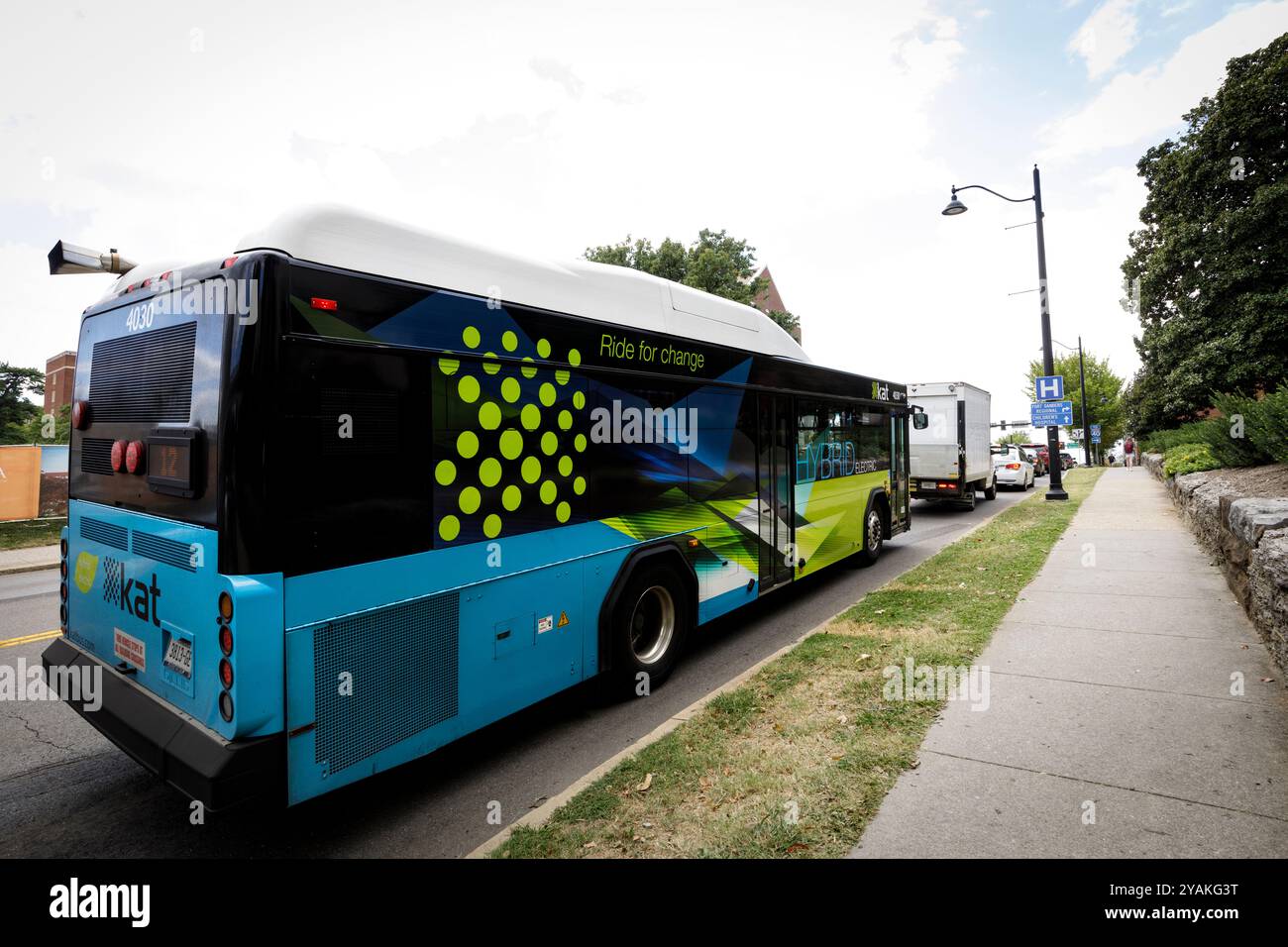 Knoxville, Tennessee, États-Unis-septembre 18, 2024 : Un autobus urbain hybride sur l'avenue Cumberland près du campus de l'Université. Banque D'Images