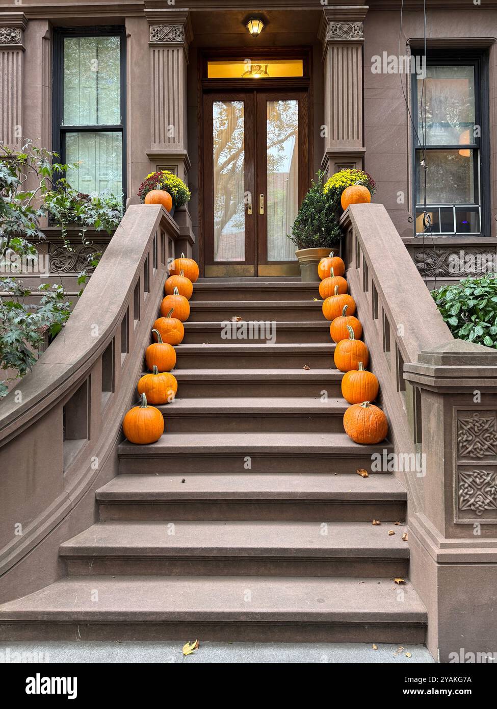 Décorations d'Halloween sur les marches de l'appartement Brownstone dans le quartier Upper West Side de Manhattan New York City NY USA octobre 2024 Banque D'Images