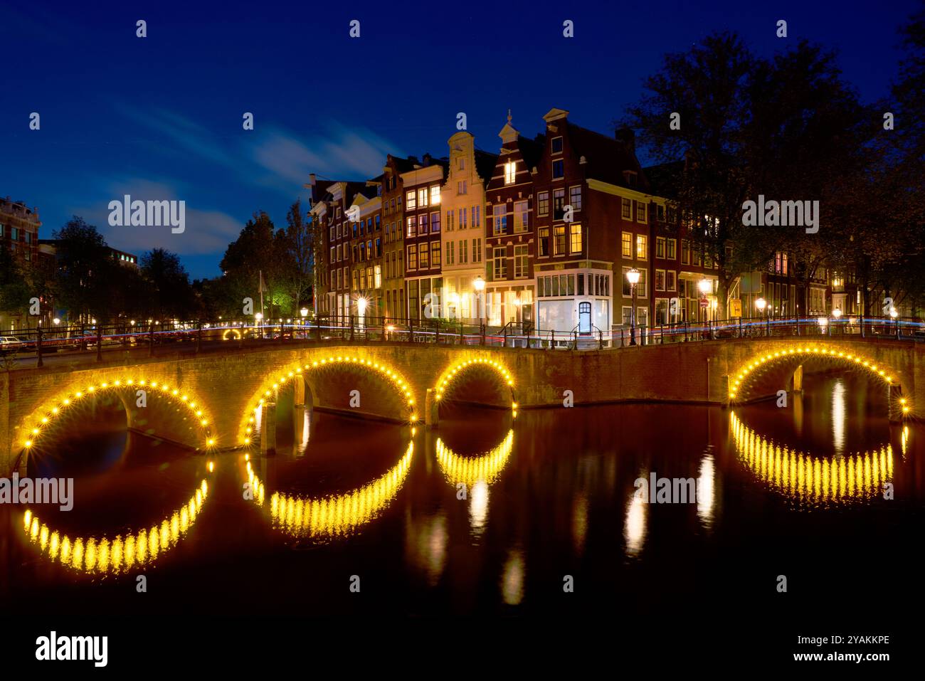 Crépuscule Amsterdam canal pays-Bas. L'architecture historique et les canaux la nuit à Amsterdam, pays-Bas. Banque D'Images