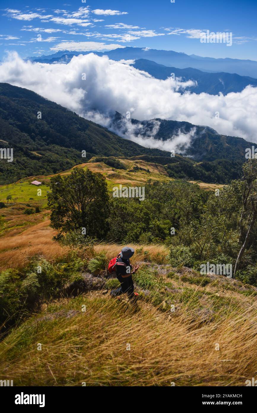 Jeune homme randonnant dans les montagnes de la Sierra Nevada de Santa Marta, Colombie Banque D'Images