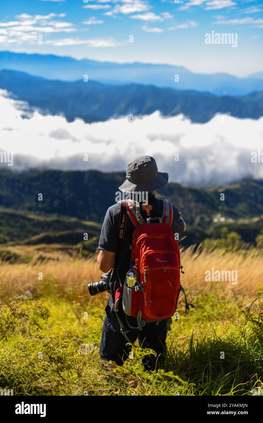 Jeune homme randonnant dans les montagnes de la Sierra Nevada de Santa Marta, Colombie Banque D'Images