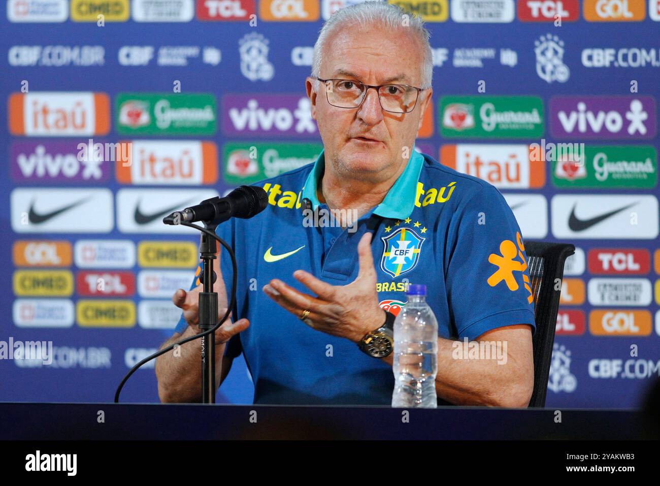 Brasilia, Brésil. 14 octobre 2024. Dorival Junior, entraîneur-chef du Brésil, lors d'une conférence de presse au stade Mane Garrincha, à Brasilia, Brésil, le 14 octobre 2024. L’équipe se prépare à affronter le Pérou lors de la 10e manche des qualifications sud-américaines pour la Coupe du monde de la FIFA 2026. Photo : Adalberto marques/DiaEsportivo/Alamy Live News crédit : DiaEsportivo/Alamy Live News Banque D'Images