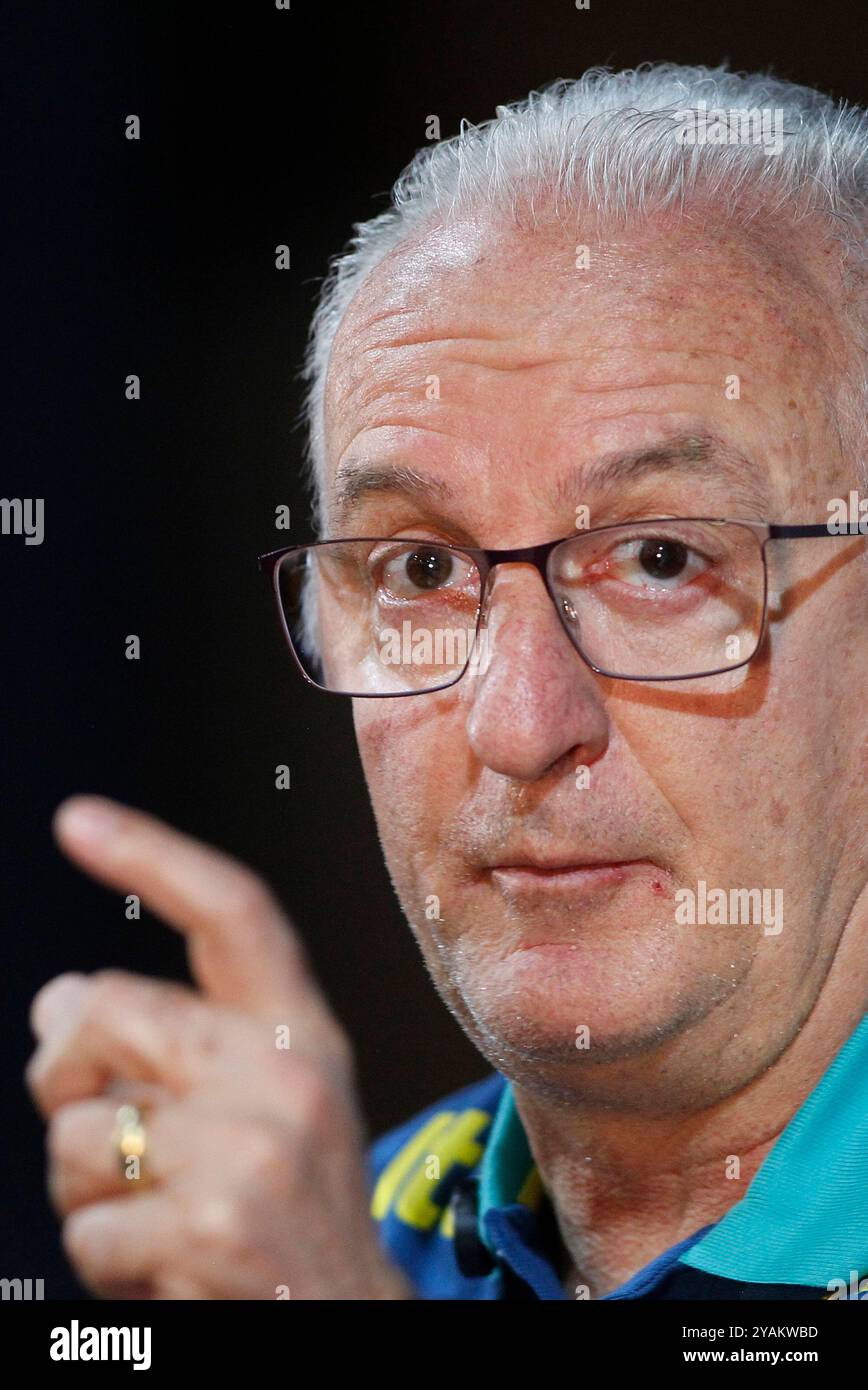 Brasilia, Brésil. 14 octobre 2024. Dorival Junior, entraîneur-chef du Brésil, lors d'une conférence de presse au stade Mane Garrincha, à Brasilia, Brésil, le 14 octobre 2024. L’équipe se prépare à affronter le Pérou lors de la 10e manche des qualifications sud-américaines pour la Coupe du monde de la FIFA 2026. Photo : Adalberto marques/DiaEsportivo/Alamy Live News crédit : DiaEsportivo/Alamy Live News Banque D'Images