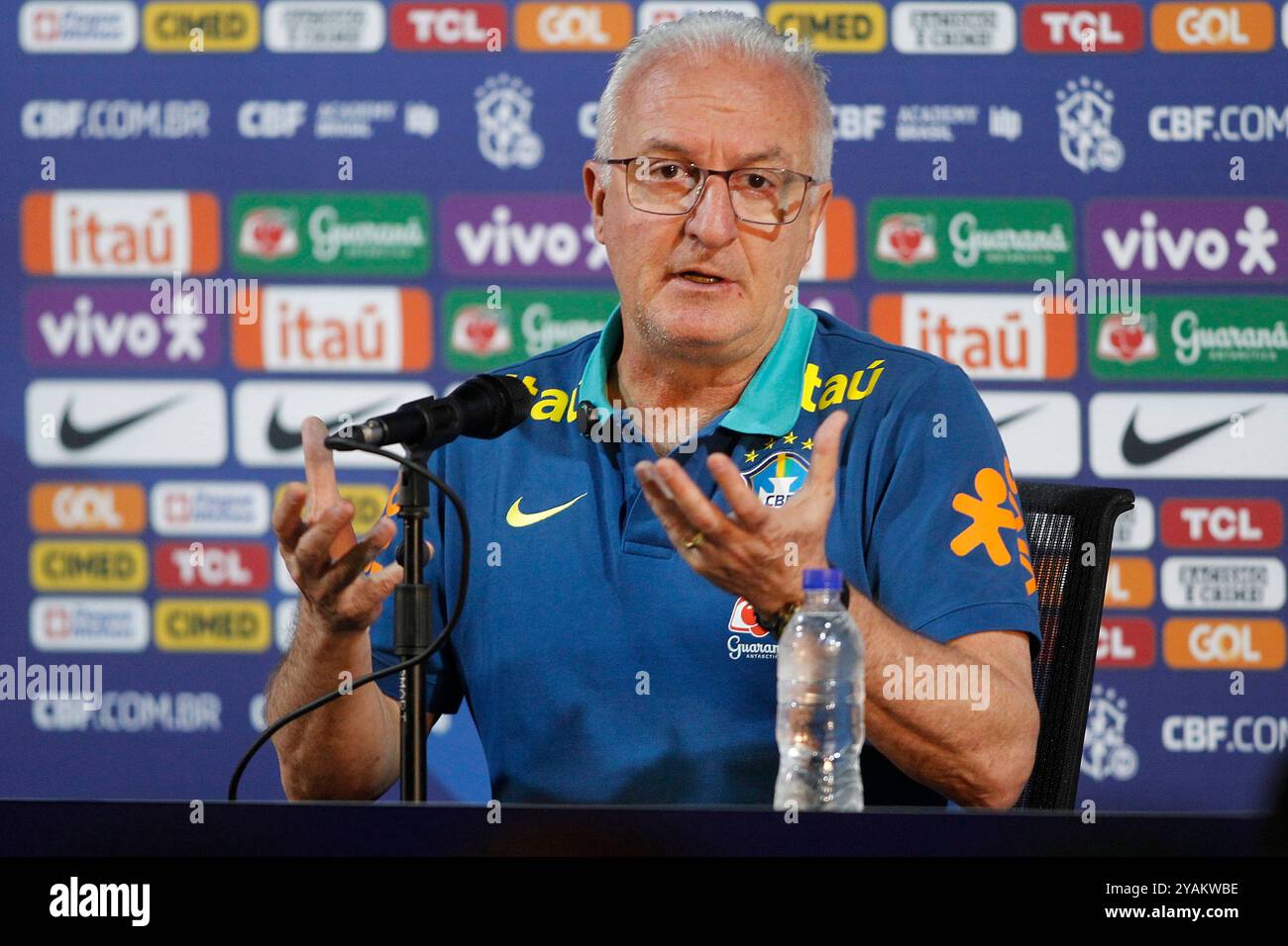 Brasilia, Brésil. 14 octobre 2024. Dorival Junior, entraîneur-chef du Brésil, lors d'une conférence de presse au stade Mane Garrincha, à Brasilia, Brésil, le 14 octobre 2024. L’équipe se prépare à affronter le Pérou lors de la 10e manche des qualifications sud-américaines pour la Coupe du monde de la FIFA 2026. Photo : Adalberto marques/DiaEsportivo/Alamy Live News crédit : DiaEsportivo/Alamy Live News Banque D'Images