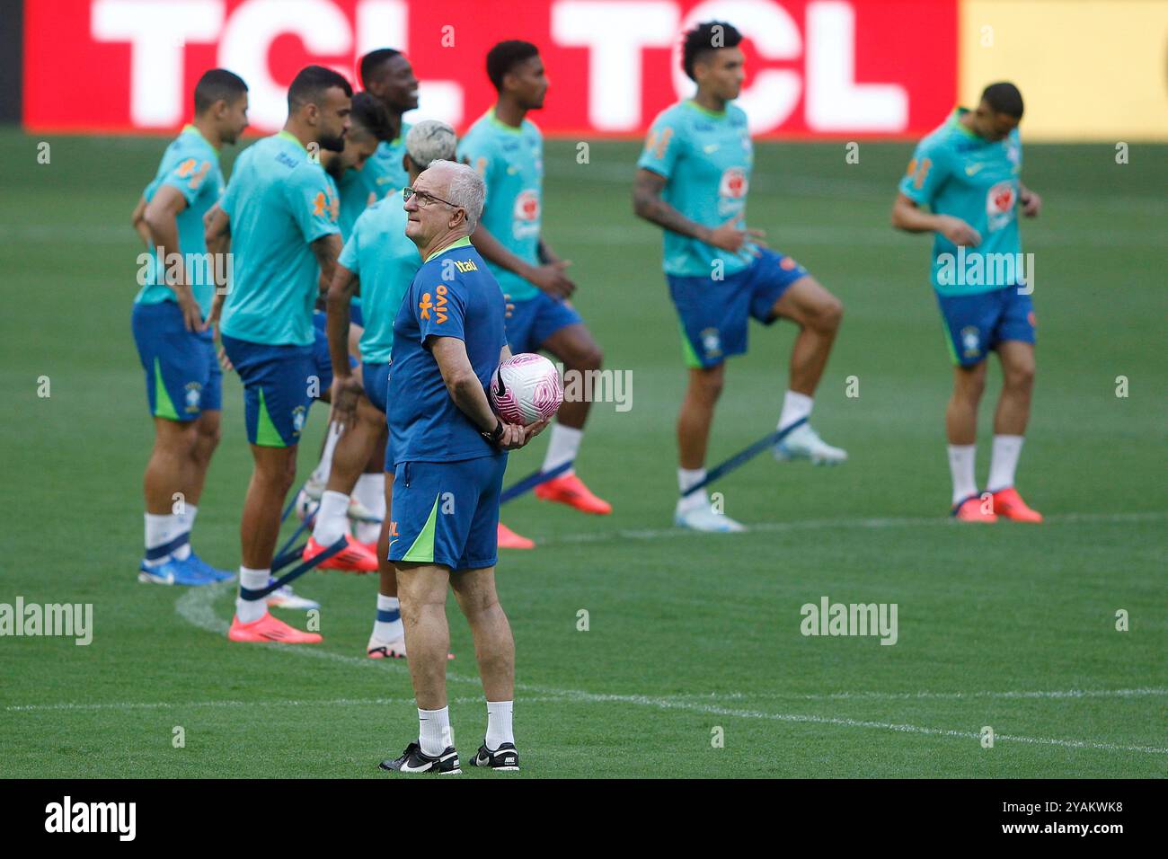 Brasilia, Brésil. 14 octobre 2024. Dorival Junior entraîneur-chef du Brésil, regarde pendant la séance d'entraînement au stade Mane Garrincha, à Brasilia, Brésil, le 14 octobre 2024. L’équipe se prépare à affronter le Pérou lors de la 10e manche des qualifications sud-américaines pour la Coupe du monde de la FIFA 2026. Photo : Adalberto marques/DiaEsportivo/Alamy Live News crédit : DiaEsportivo/Alamy Live News Banque D'Images