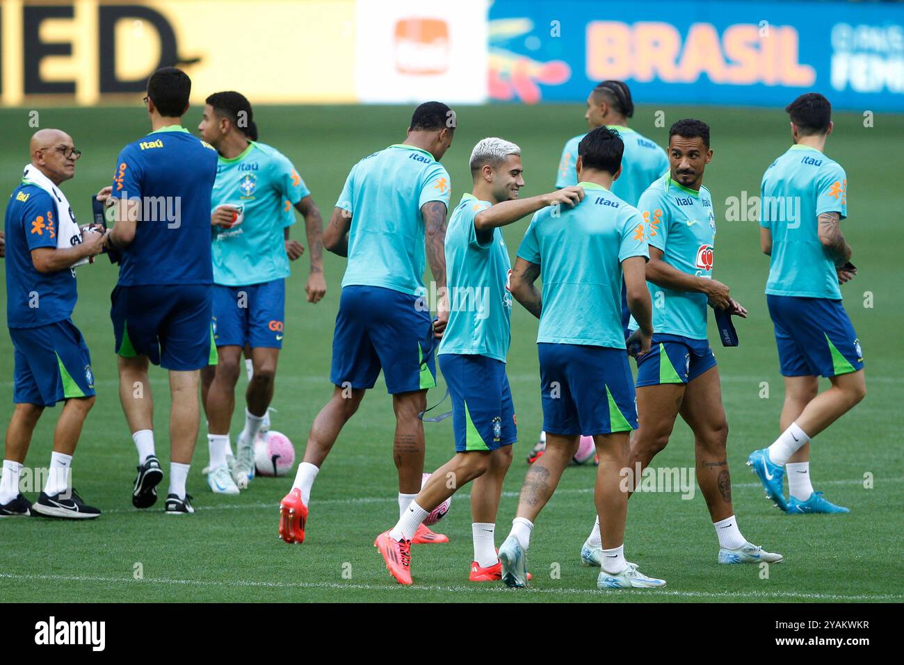 Brasilia, Brésil. 14 octobre 2024. Andreas Pereira et Danilo du Brésil, lors de la séance d'entraînement au stade Mane Garrincha, à Brasilia, Brésil, le 14 octobre 2024. L’équipe se prépare à affronter le Pérou lors de la 10e manche des qualifications sud-américaines pour la Coupe du monde de la FIFA 2026. Photo : Adalberto marques/DiaEsportivo/Alamy Live News crédit : DiaEsportivo/Alamy Live News Banque D'Images