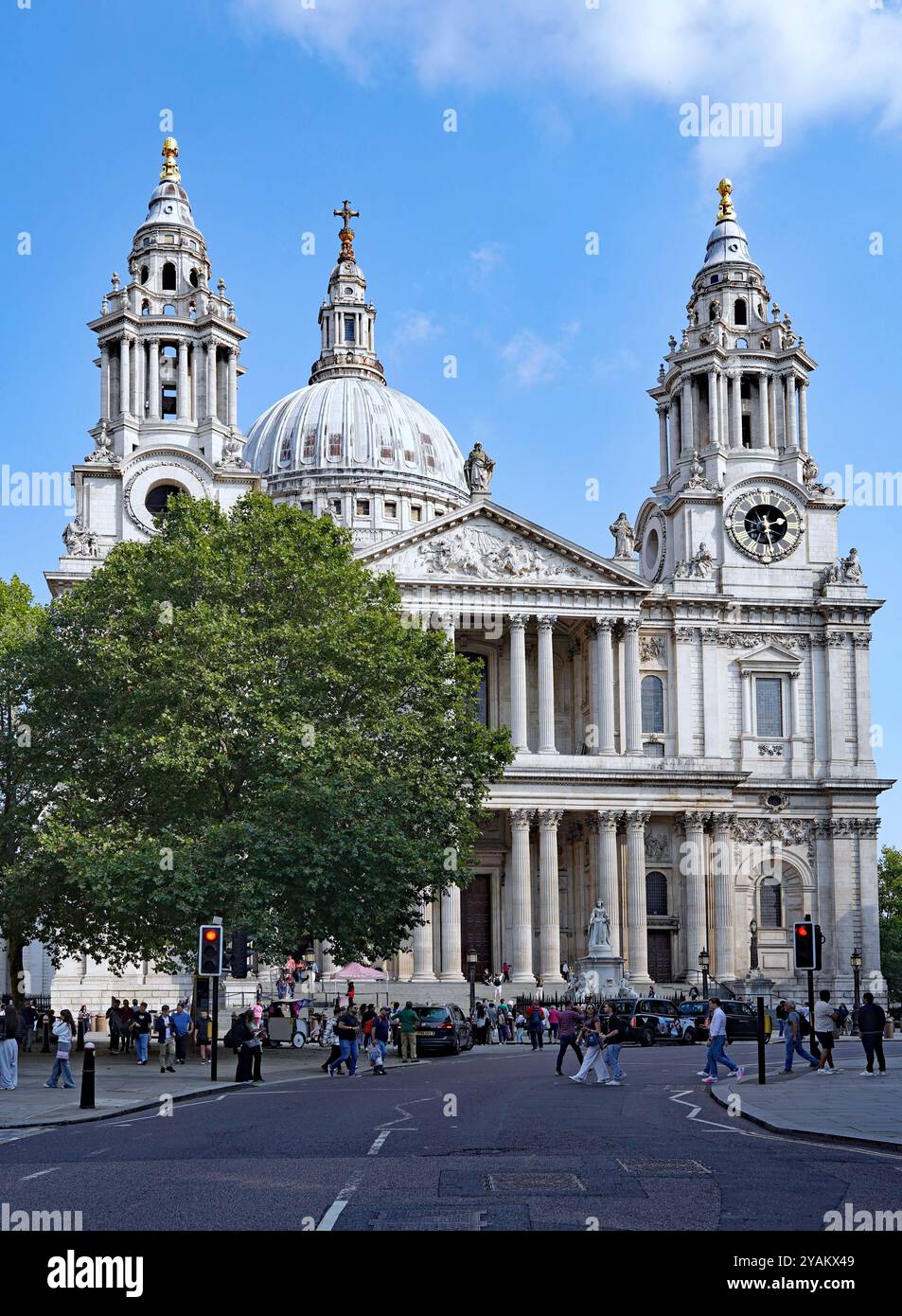 Londres, Royaume-Uni - 20 septembre 2024 : Cathédrale Paul, approchant de la façade de Fleet Street Banque D'Images