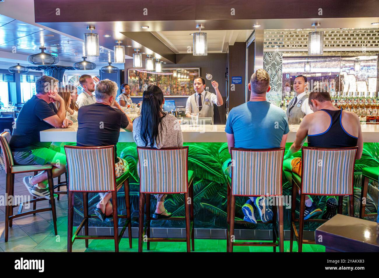 Trieste Italie, Norwegian Cruise Line NCL Escape ship, itinéraire de 10 jours de la mer Adriatique méditerranéenne, à bord de l'intérieur, employé de l'équipage du personnel, ASI Banque D'Images