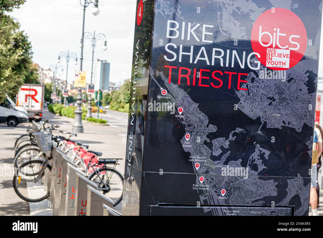 Trieste Italie, Riva Nazario Sauro front de mer rue promenade, bits station de système de partage de vélo, Italie Europe européenne UE, les visiteurs voyagent tou Banque D'Images