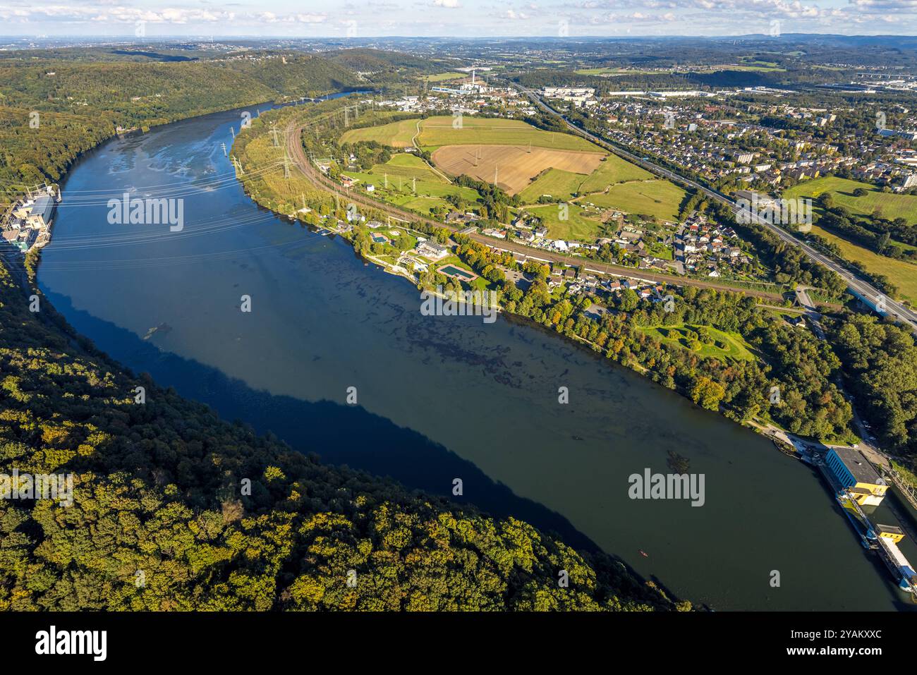 Luftbild, Hengsteysee mit RWE Koepchenwerk Hagen Boele, Bahngleise Hagen und Autobahn A1, Strandhaus Salitos Beach Hengsteysee mit Freibad Südufer, Fernsicht und blauer Himmel mit Wolken, Boele, Hagen, Ruhrgebiet, Nordrhein-Westfalen, Deutschland ACHTUNGxMINDESTHONORARx60xEURO *** vue aérienne, Hengsteysee avec RWE Koepchenwerk Hagen Boele, voies ferrées Hagen et autoroute A1, maison de plage Salitos Beach Hengsteysee avec piscine extérieure rive sud, vue lointaine et ciel bleu avec nuages, Boele, Hagen, région de la Ruhr, Rhénanie du Nord-Westphalie, Allemagne ATTENTIONxMINDESTHONORARx60xEURO Banque D'Images