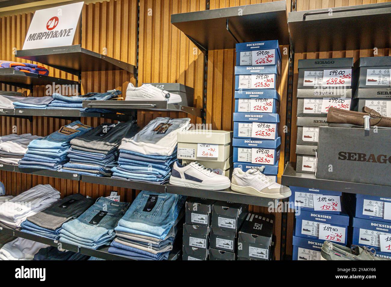 Trieste Italie, Capo di Piazza Giuseppi Bartoli, intérieur, magasin de vêtements de chaussures, Docksides Sebago sports athlétiques, Muphy & Nye vêtements maritimes nautiques Banque D'Images