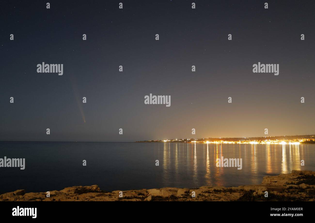 Sicile, Italie. 14 octobre 2024. La comète C/2023 A3 (Tsuchinshan-ATLAS) est vue au-dessus de Raguse, Sicile, Italie, le 14 octobre 2024. Crédit : Edgardo Cerruto/Xinhua/Alamy Live News Banque D'Images