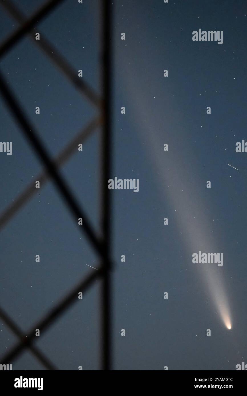 Skopje, Macédoine du Nord. 14 octobre 2024. La comète C/2023 A3 (Tsuchinshan-ATLAS) est vue au-dessus de Skopje, Macédoine du Nord, le 14 octobre 2024. Crédit : Tomislav Georgiev/Xinhua/Alamy Live News Banque D'Images