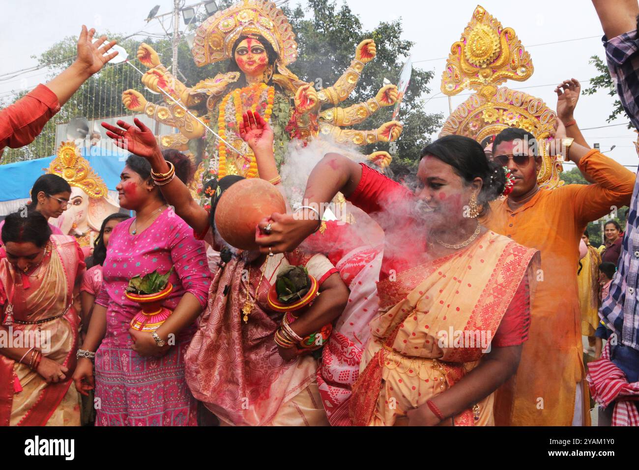 Kolkata, Inde. 13 octobre 2024. Les femmes dansent avec Dhunachi pendant la procession d'immersion de l'idole de la déesse Durga marquant le dernier jour des célébrations du festival Durga Puja. Le 13 octobre 2024 à Kolkata, Inde. (Photo de Dipa Chakraborty/ Eyepix Group/SIPA USA) crédit : SIPA USA/Alamy Live News Banque D'Images