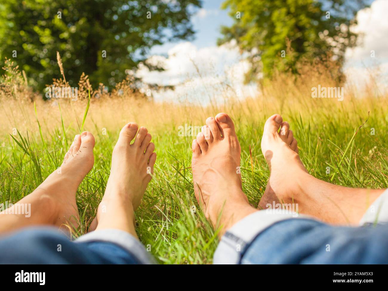 Couple de détente dans les prairies herbeuses. Banque D'Images