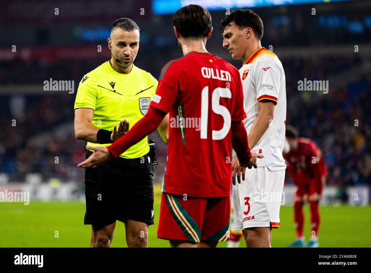 Cardiff, Royaume-Uni. 14 octobre 2024. L'arbitre Filip Glova discute avec Liam Cullen du pays de Galles et Risto Radunović du Monténégro. Pays de Galles contre Monténégro dans la Ligue des Nations de l'UEFA au stade de Cardiff le 14 octobre 2024. Crédit : Lewis Mitchell/Alamy Live News Banque D'Images