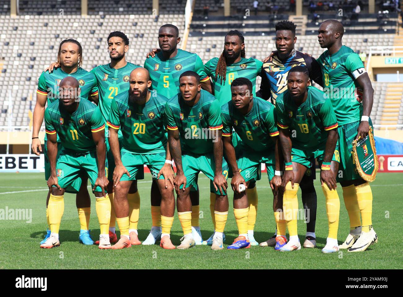 Kampala. 14 octobre 2024. Les joueurs camerounais posent pour une photo de groupe avant un match du Groupe J entre le Cameroun et le Kenya des qualifications de la Coupe d'Afrique des Nations (AFCON) 2025 de la CAF au stade national Mandela à Kampala, Ouganda, le 14 octobre 2024. Crédit : Hajarah Nalwadda/Xinhua/Alamy Live News Banque D'Images