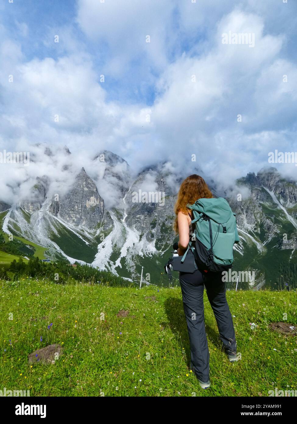 Une jeune fille se tient au premier plan, admirant la vue imprenable sur les Alpes autrichiennes Banque D'Images