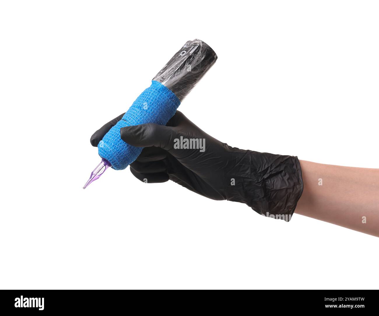 Artiste professionnel dans des gants tenant la machine de tatouage sur fond blanc, gros plan Banque D'Images