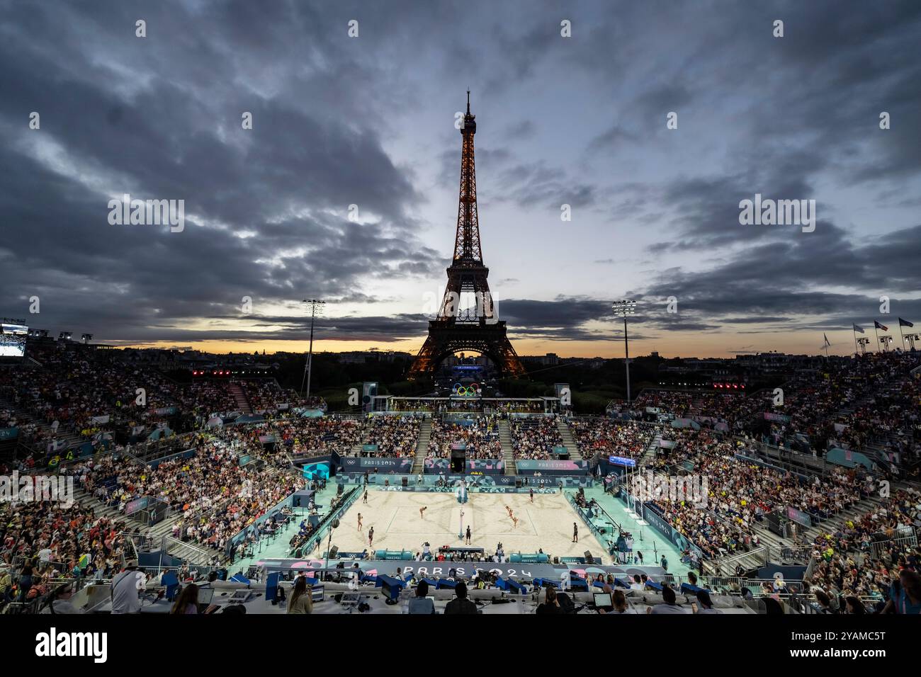 Beach volley pendant les Jeux Olympiques de Paris 2024 devant la Tour Eiffel le 9 août 2024 à Paris, France. Banque D'Images