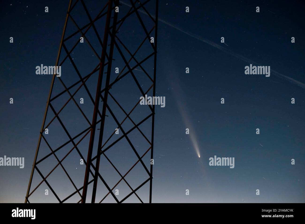 Pékin, Macédoine du Nord. 14 octobre 2024. La comète C/2023 A3 (Tsuchinshan-ATLAS) est vue au-dessus de Skopje, Macédoine du Nord, le 14 octobre 2024. Crédit : Tomislav Georgiev/Xinhua/Alamy Live News Banque D'Images