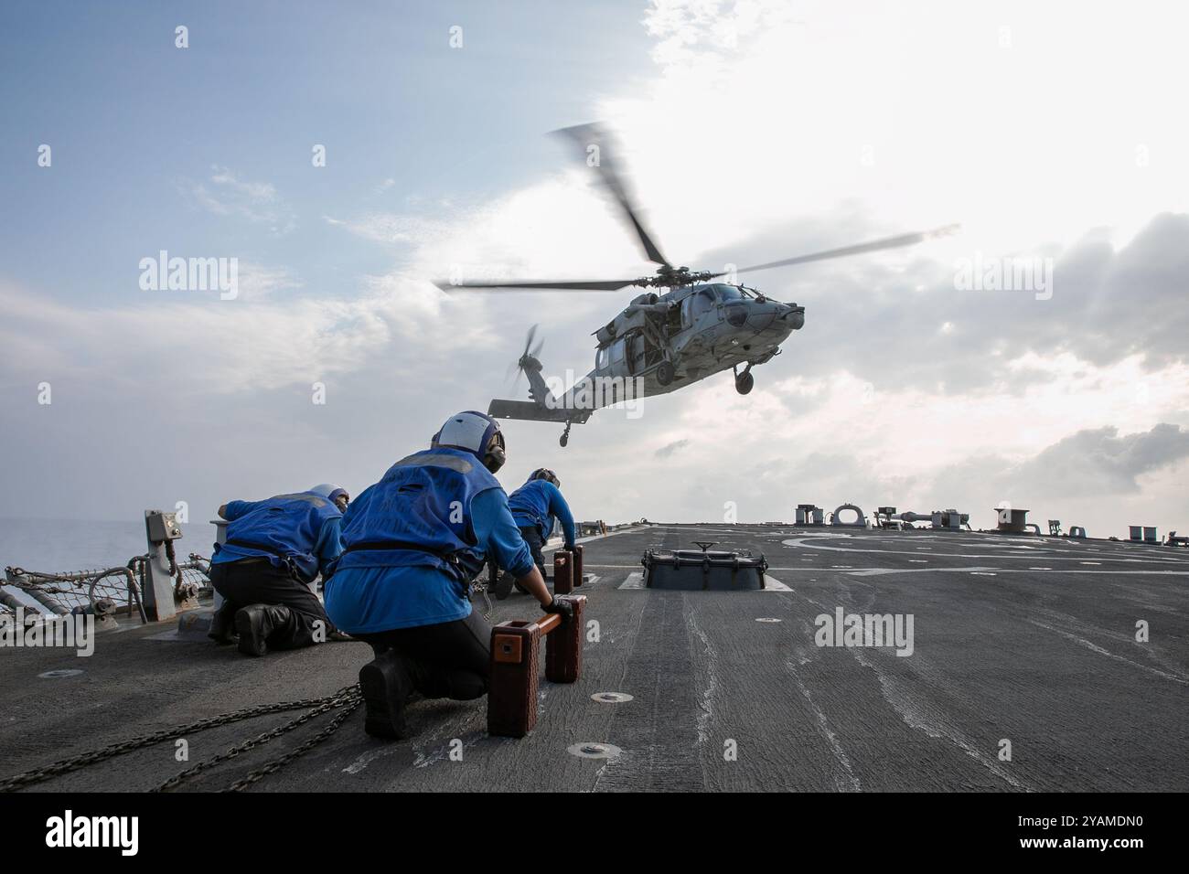 241008-N-NO999-4050 ZONE DE RESPONSABILITÉ DU COMMANDEMENT CENTRAL des États-Unis (8 octobre 2024) les marins américains se préparent à un MH-60S Sea Hawk, rattaché au Helicopter Sea combat Squadron (HSC) 14, pour atterrir à bord du destroyer à missiles guidés USS O’Kane (DDG 77) de classe Arleigh Burke. (Photo officielle de l'US Navy) Banque D'Images